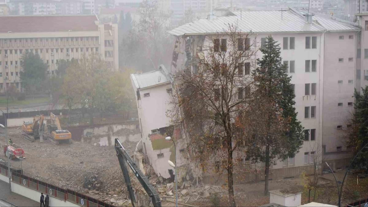 Depremde ar hasar almt! Gaziantep Emniyet Mdrl Binas ykm ilemleri sryor