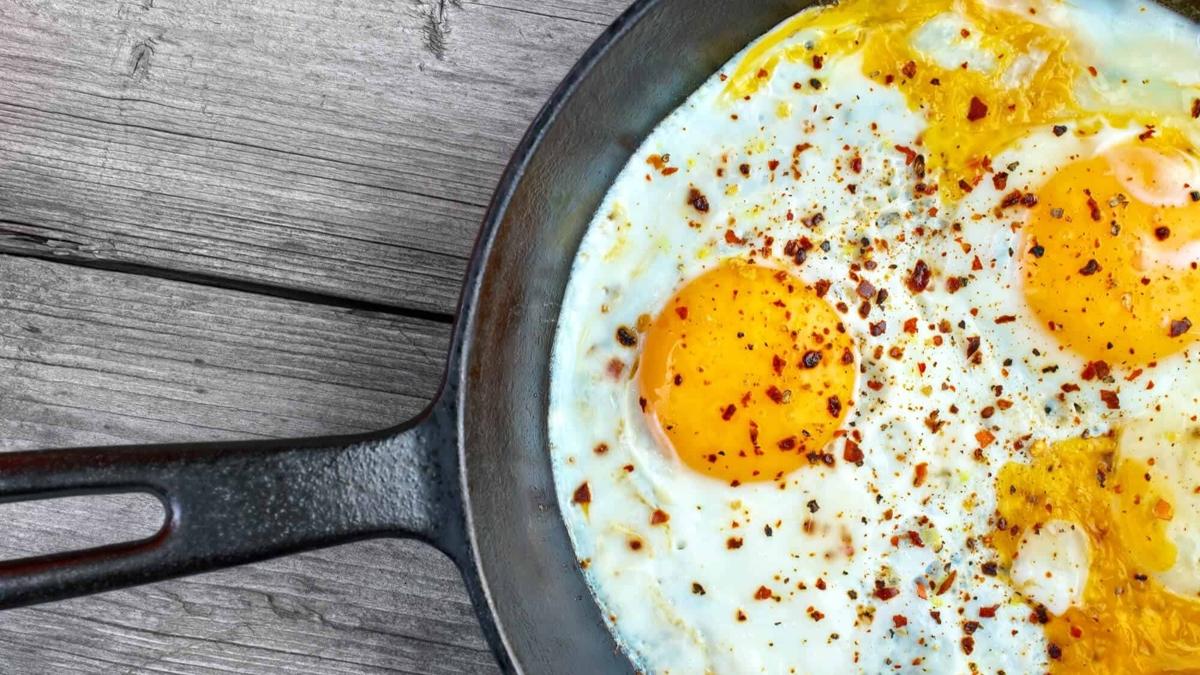 3 dakikalk en pratik ve lezzetli tarif! Beyaz peynirli yumurta