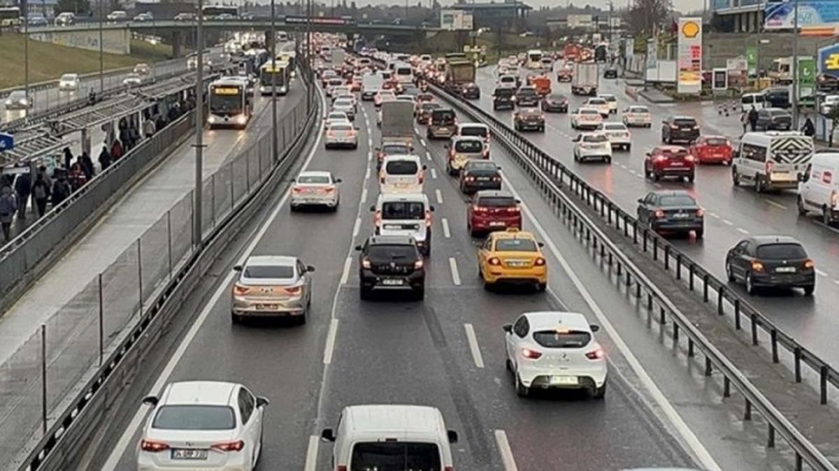 stanbul'da haftann ilk i gnnde trafikte younluk