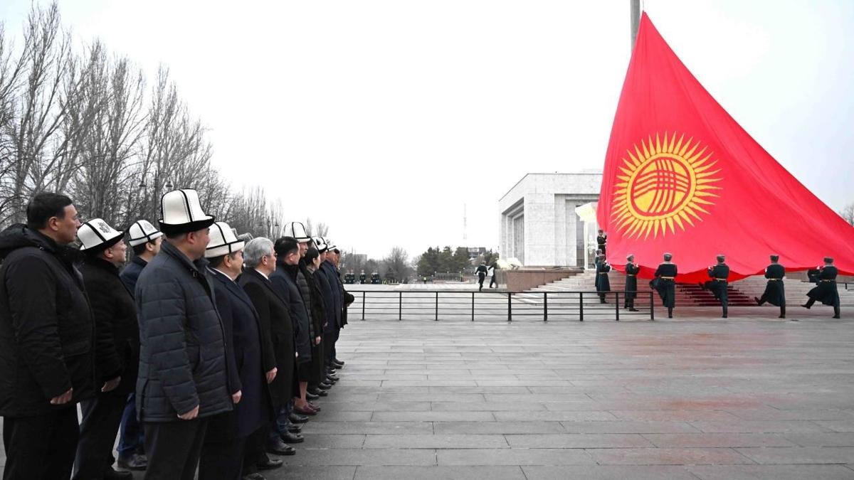 Krgzistan'n yeni bayra Bikek'te gndere ekildi