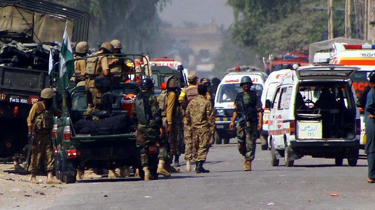 Pakistan'da bombal saldr... 6 polis hayatn kaybetti