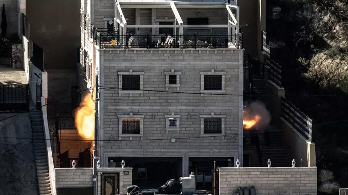 srail Filistinlilere ait evleri bombayla patlatarak ykt