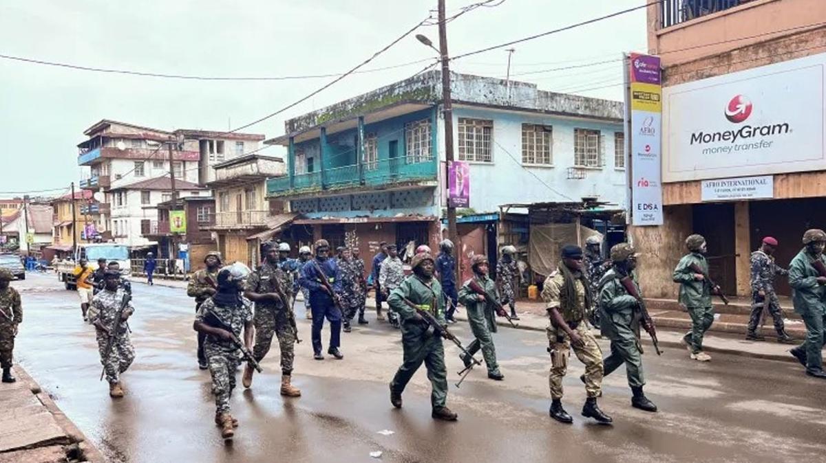 Sierra Leone'de darbe teebbs: 27 asker 'vatana ihanet'le suland