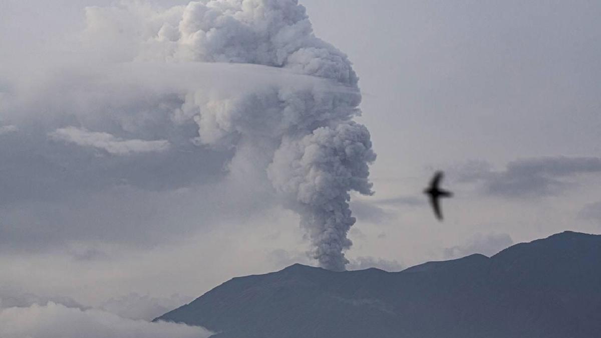 Endonezya'da yanarda patlad... Alarm verildi