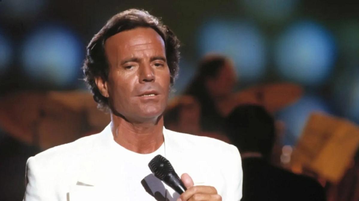 Gzaltna alnan spanyol arkc Julio Iglesias'n valizinden yle eyler kt ki!