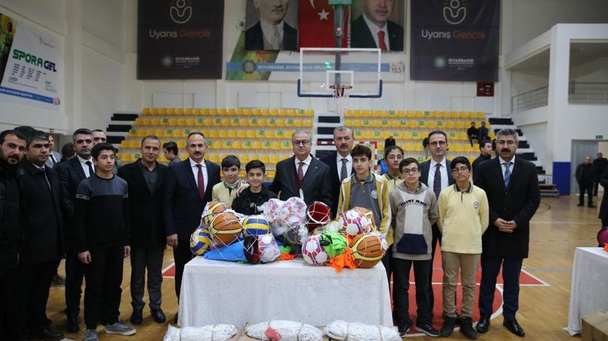 Diyarbakr Valilii'nden 250 okula spor malzemesi destei
