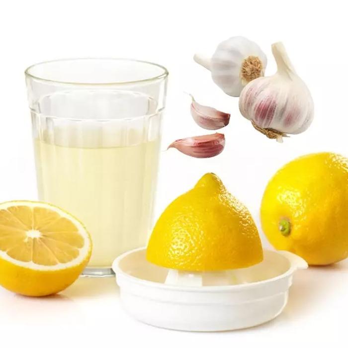 выжимает сок лимона. мл сока лимона. лиминовый сок. лимонный сок цвет. лимон.