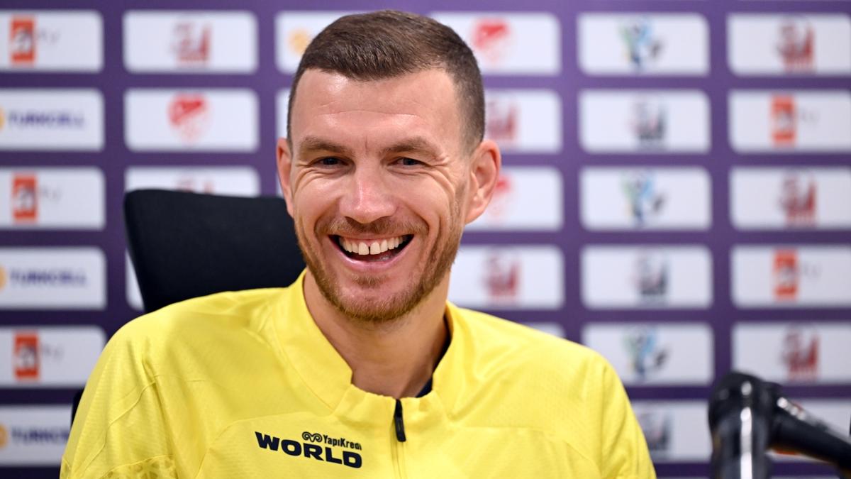 Edin Dzeko, Mohamed Salah ve Kylian Mbappe'yi sollad