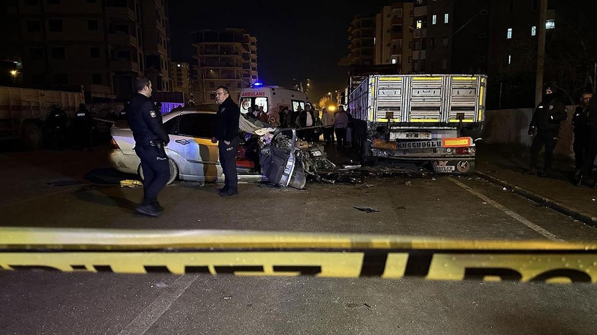 Adana'da otomobil park halindeki tra arpt: 2 kii yaamn yitirdi