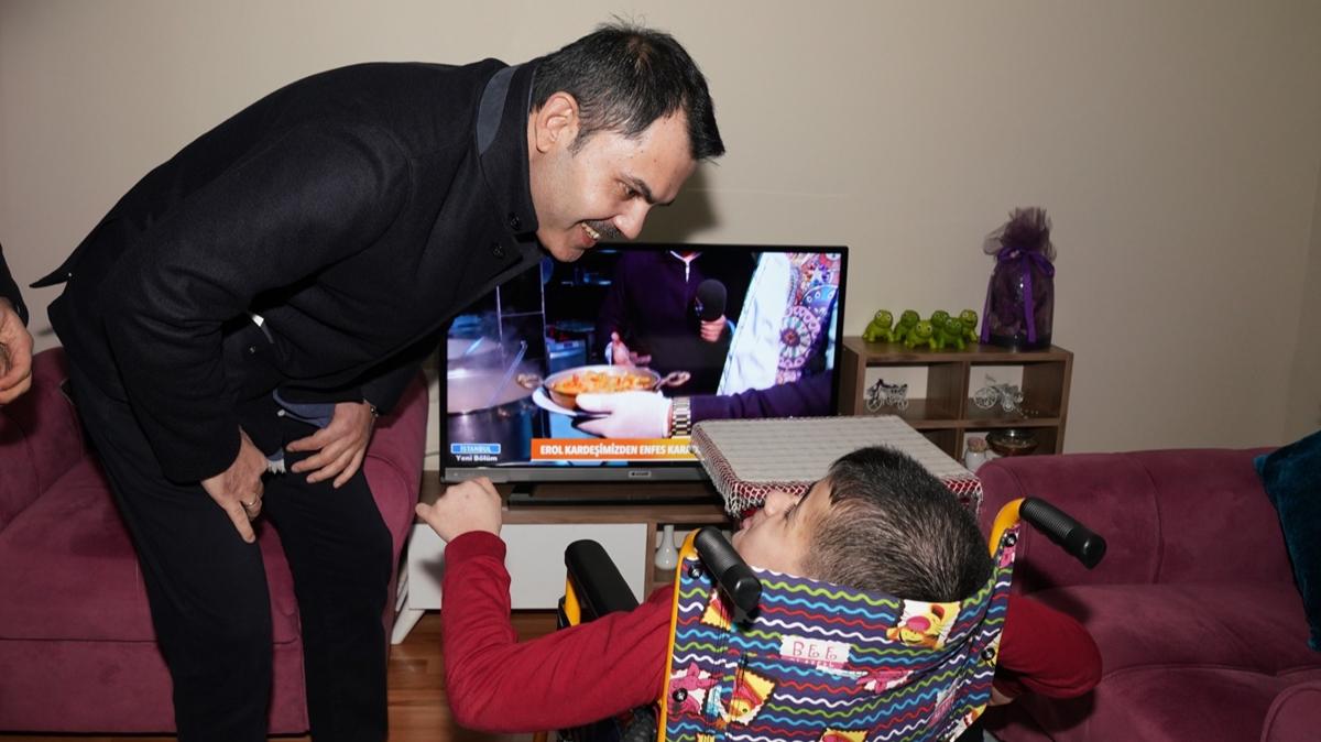 Murat Kurum, 11 yandaki engelli Furkan Tan' evinde ziyaret etti