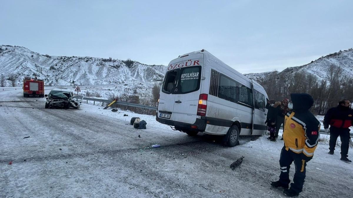 Sivas'ta yolcu minibs ile ticari ara kaza yapt: 26 yaral