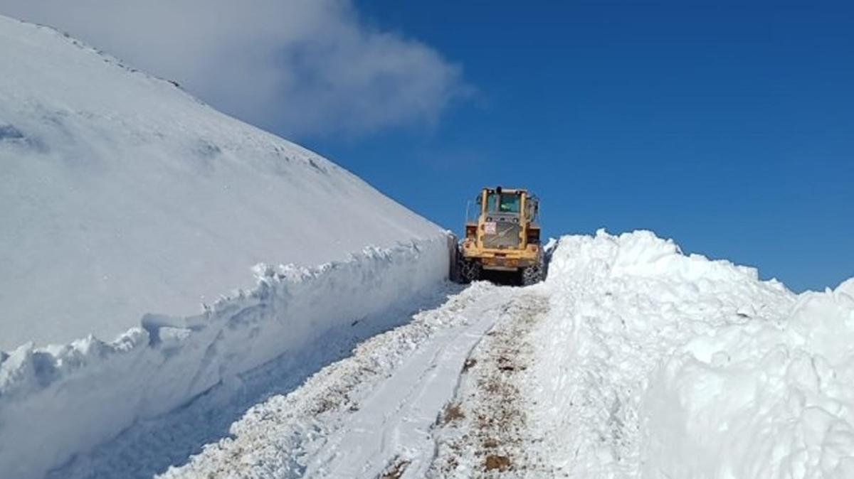 Hakkari'de ulama kar engeli: 100 yerleim yeri kapand