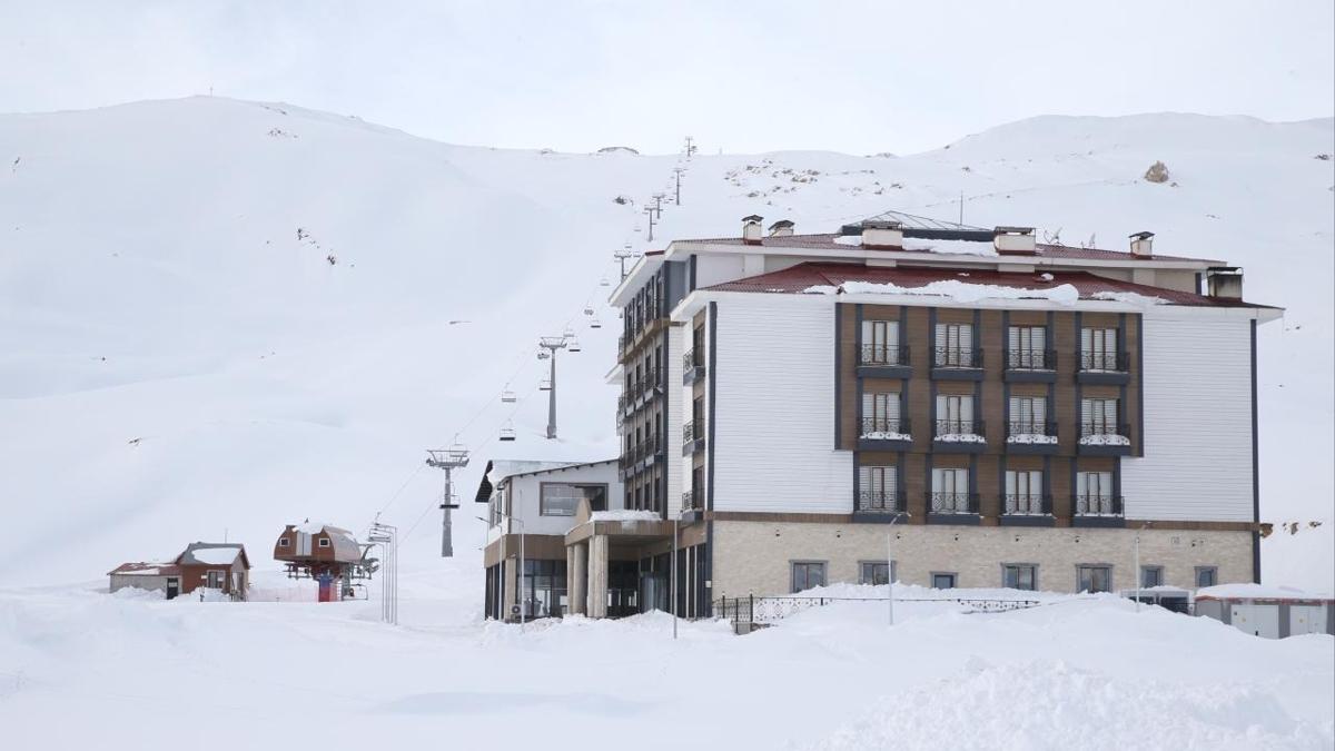 Kayak merkezlerinde en fazla kar kalnl Hakkari'de lld