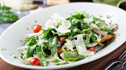Akam yemeine farkl salata tarifi: Parmesanl roka salatas! Yemek yerine herkes salataya saldracak