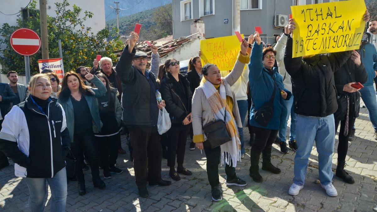 CHP'de ithal aday depremi! Karaburun Belediye Bakan Aday Nuren Balc'y parti binasna sokmadlar