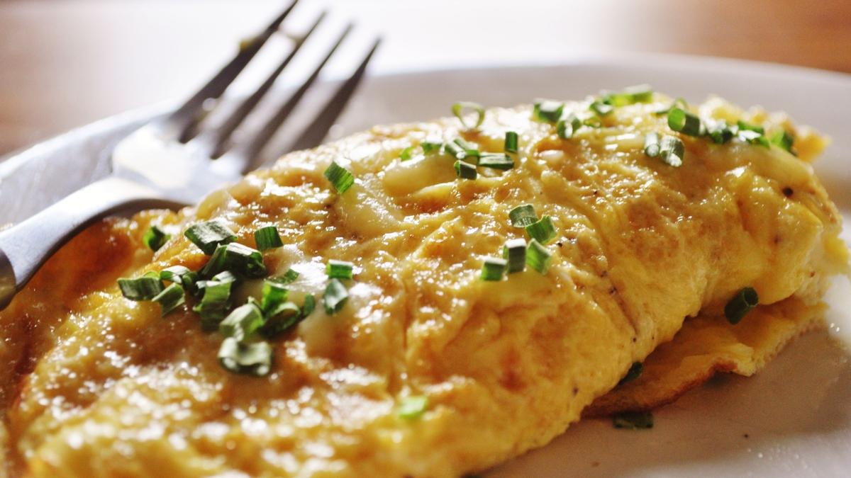 Ekmeksiz de doyuran omlet tarifi! Peynir yumurta ierisinde eriyip bitiyor