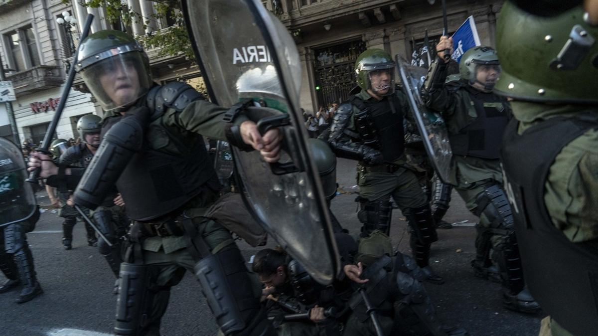 Arjantin'de hkmet protestosu... Polis sert mdahalede bulundu
