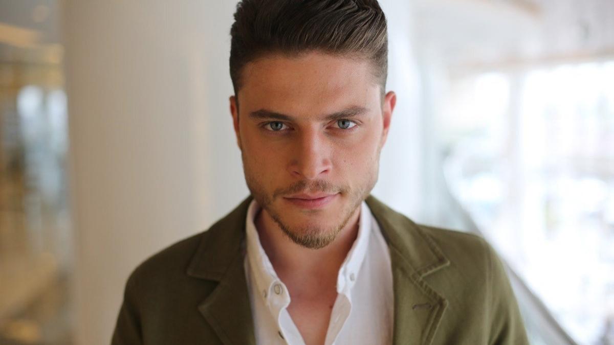 Ali Burak Ceylan'dan aklama! Depremzede aile iin kk tutmutu