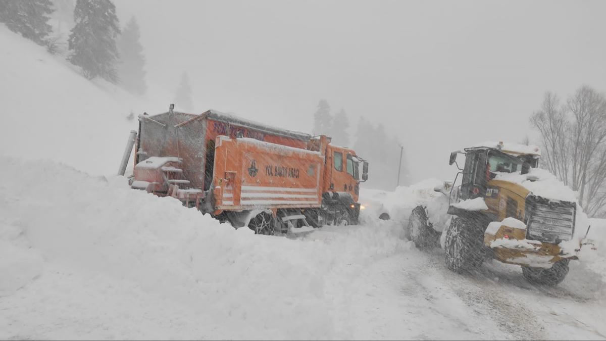 Artvin-Ardahan'da youn kar! Karayolu ulama kapand