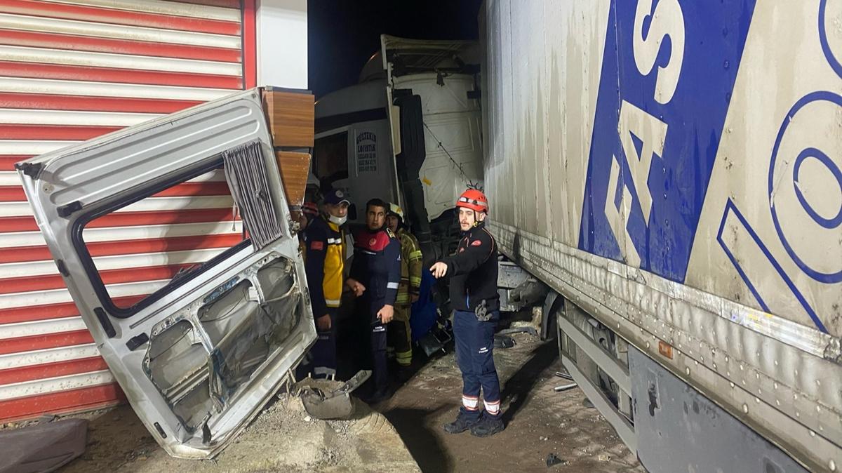 İzmir'de tırla minibüs çarpıştı! 3 kişi yaşamını yitirdi