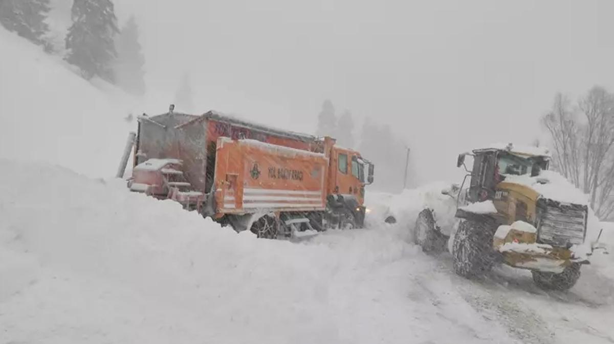 Kar nedeniyle kapal olan Ardahan-Artvin kara yolu ald