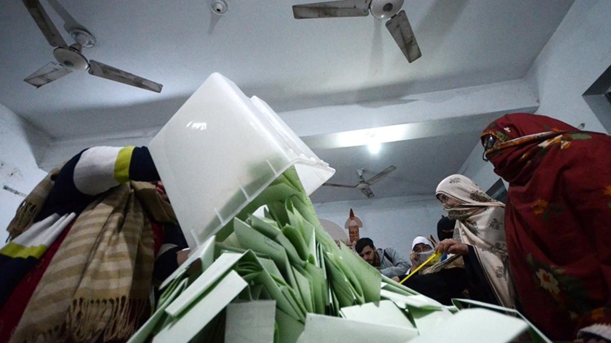 Pakistan'da oy sayımı tamamlandı... Sosyal medyaya kısıtlama getirildi
