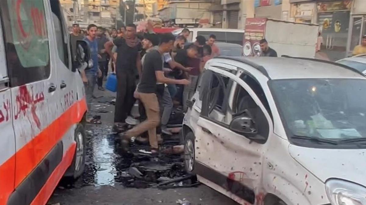 Soykırımcı İsrail ambulansı bombaladı