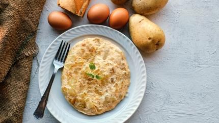 Kahvaltıya 10 dakikada patatesli omlet tarifi! İspanyolların patatesli ve soğanlı omleti
