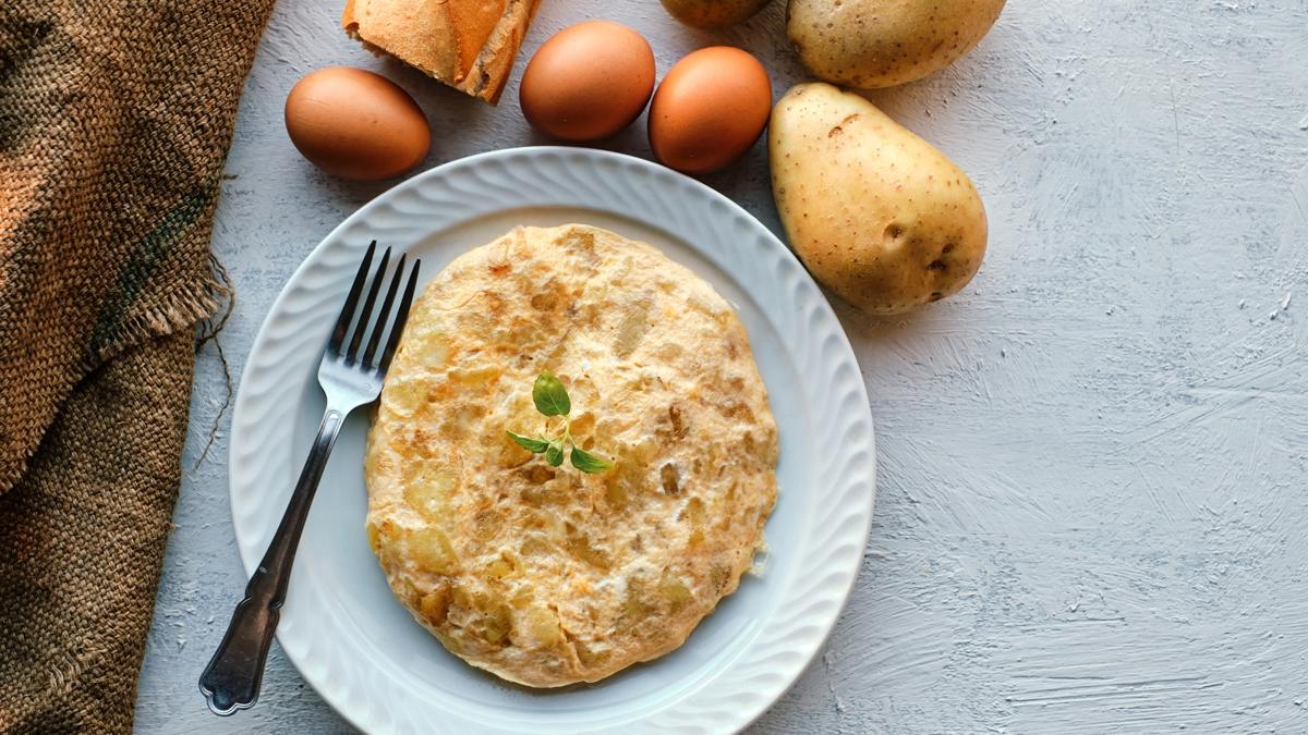 Kahvaltya 10 dakikada patatesli omlet tarifi! spanyollarn patatesli ve soanl omleti