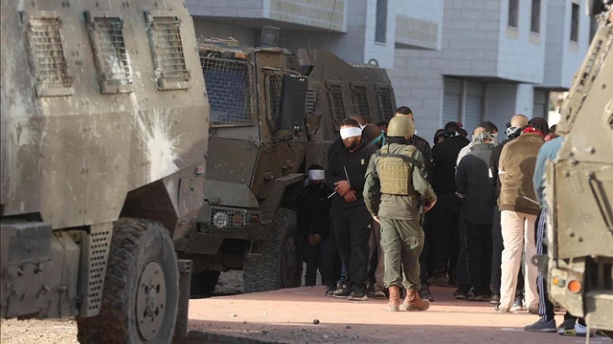 İşgalci İsrail Batı Şeria'da 35 Filistinliyi gözaltına aldı