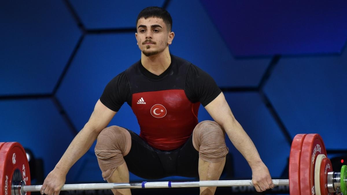 Genlik ve Spor Bakan Osman Akn Bak, altn madalya kazanan milli halterci Kaan Kahriman' kutlad