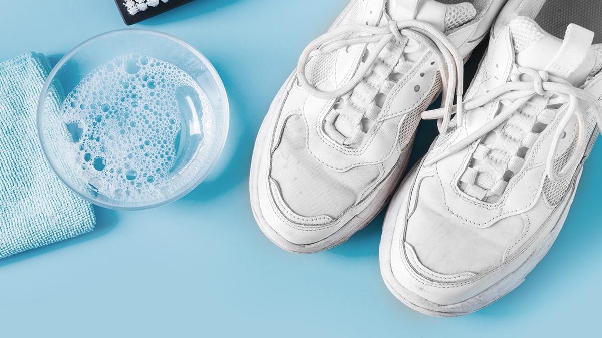 amar makinesine gerek kalmyor: Beyaz ayakkab temizlemenin pratik yntemleri!