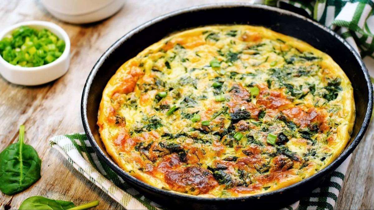 Et tketmeyenlerin B12 kayna! Kahvaltlk spanakl omlet tarifi, pf noktas tereya ile soteleyin