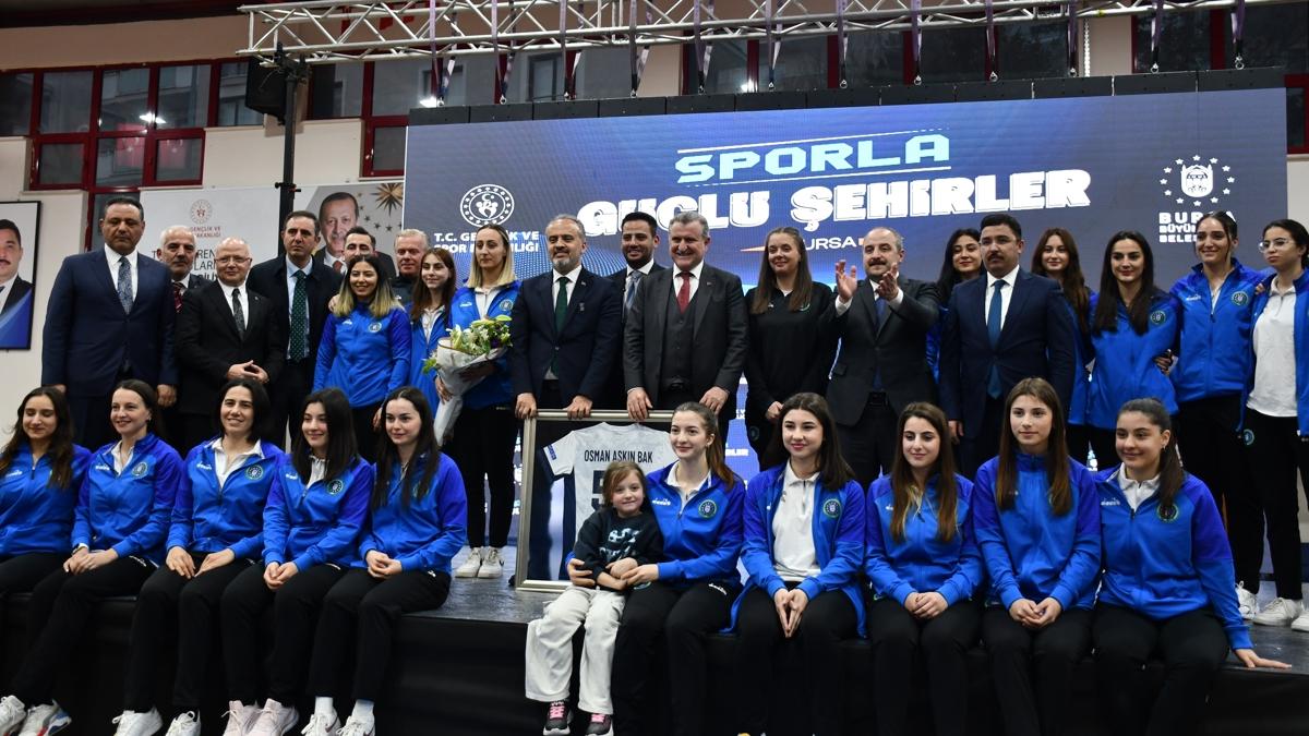 Genlik ve Spor Bakan Osman Akn Bak, sporcularla bir araya geldi