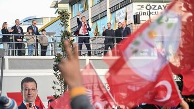 stanbul'da uzlann ilk grntleri! Ekrem mamolu mitinginde DEM Parti bayraklar dalgaland