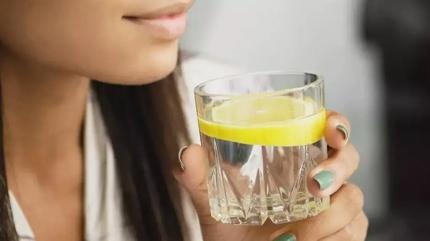 Srr ortaya kt: Limonlu su ienler dikkat! Sabahlar bir bardak tketirseniz