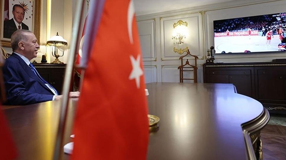Çalışmaya maç molası... Başkan Erdoğan A Milli Basketbol Takımı'nı Adana'dan takip etti