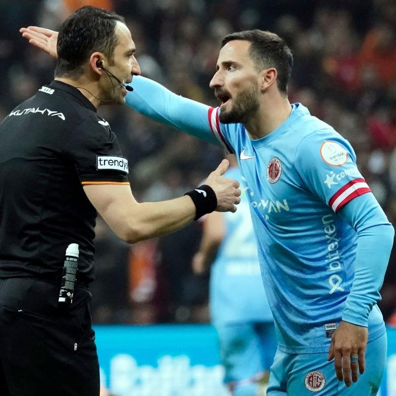Antalyaspor Bakan Sinan Boztepe'den fla aklamalar! 'Biz sekiz atsak hakem Galatasaray'a 9. gol attracakt'