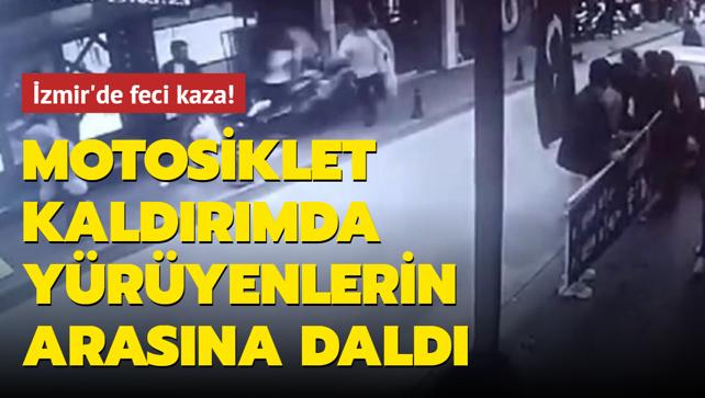 İzmir'de feci kaza! Motosiklet kaldırımda yürüyenlerin arasına daldı