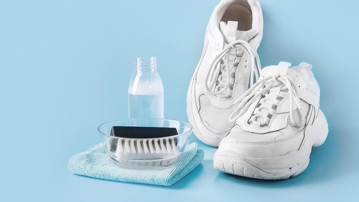 Beyaz spor ayakkabsn temizlemenin kolay numaras bebek pudras
