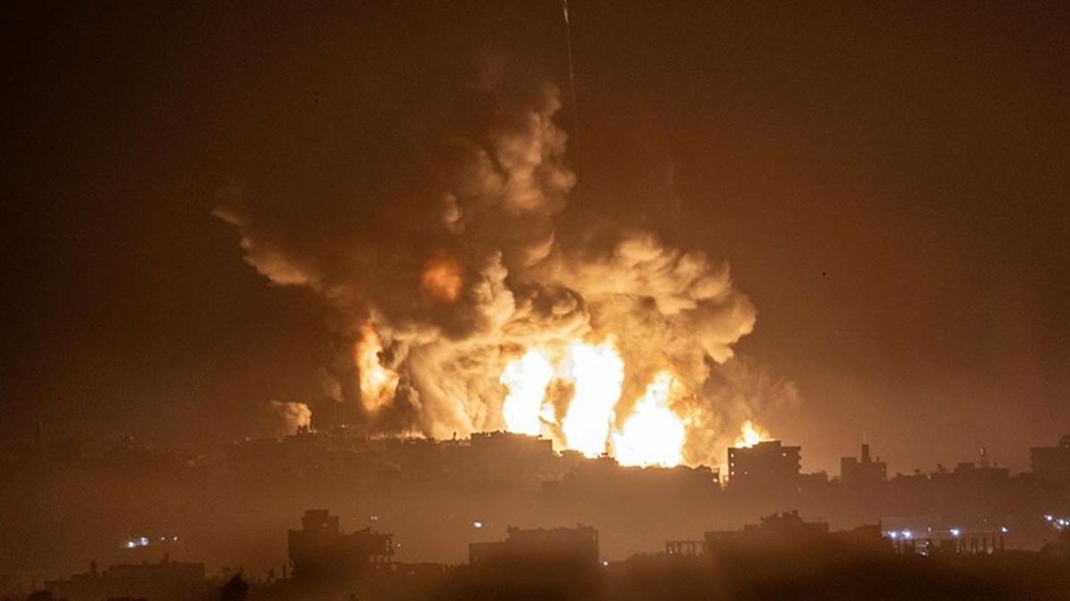galci srail Gazze'de mezarl bombalad