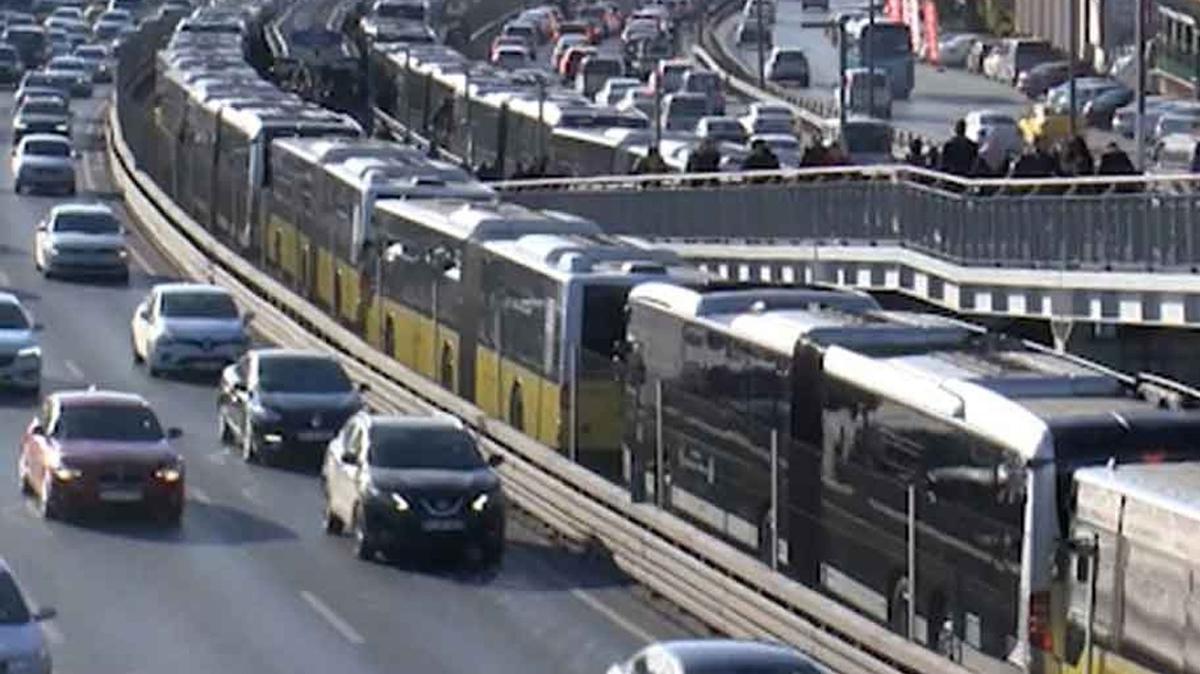 Beylikdz'nde korkutan kaza! ki metrobs arpt