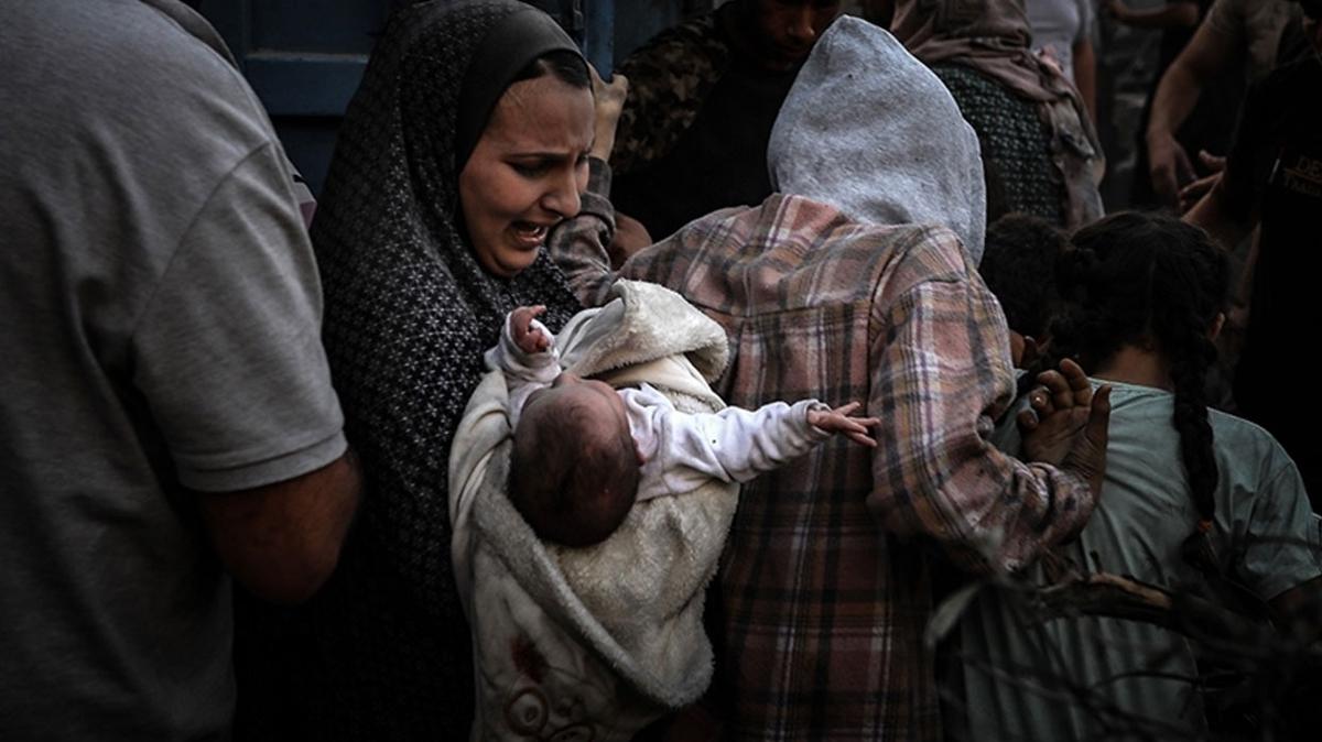 BM'den Gazze'deki bebekler iin aklama: Dnyann gz nnde yava yava can veriyorlar
