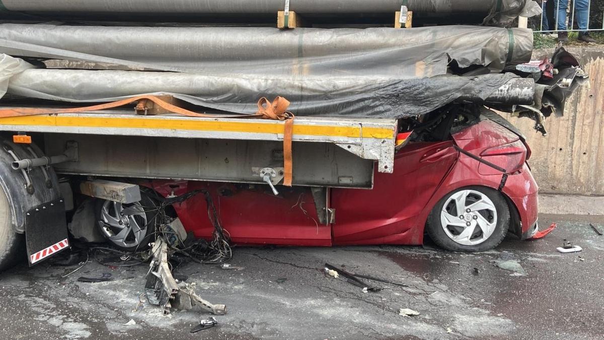 Kocaeli'de feci kaza: Otomobil trn altna girdi