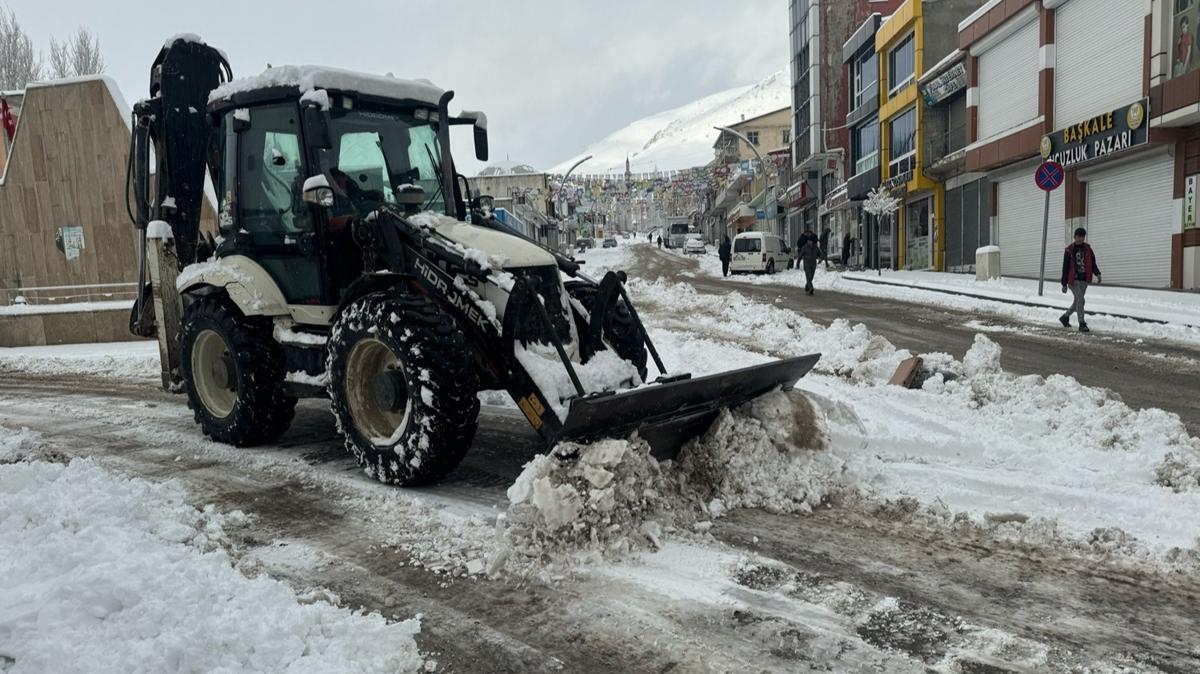Van ve Hakkari'de yollar kapand... Kar ya hayat olumsuz etkiledi