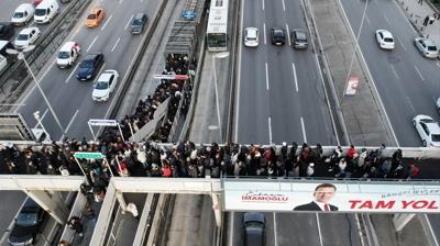 stanbul'da trajikomik manzara! Metrobs ilesi srasnda ekildi