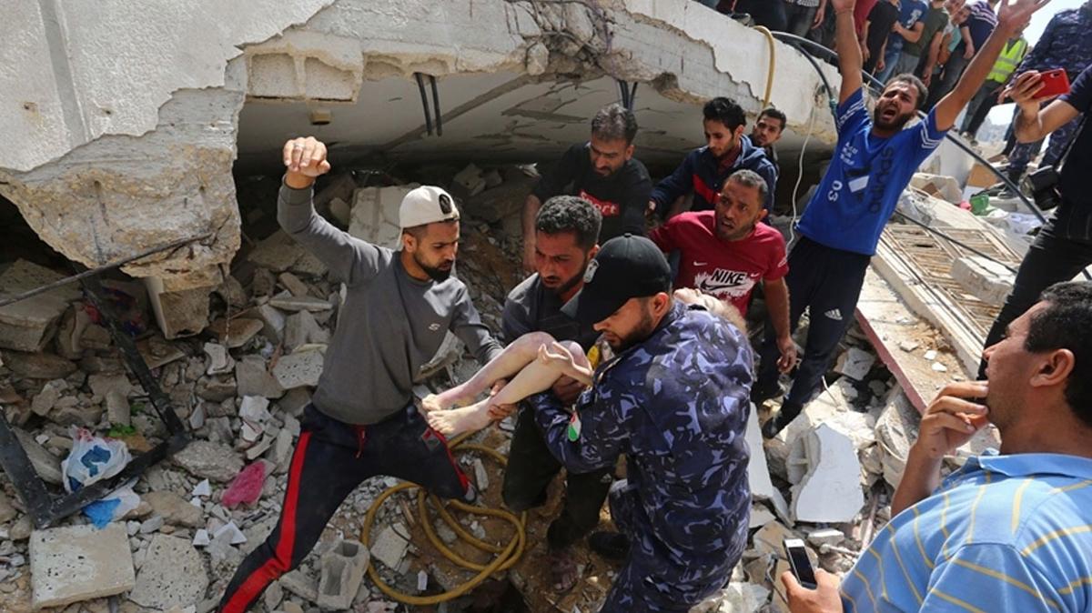 galci srail Gazze'de bir aileyi daha katletti
