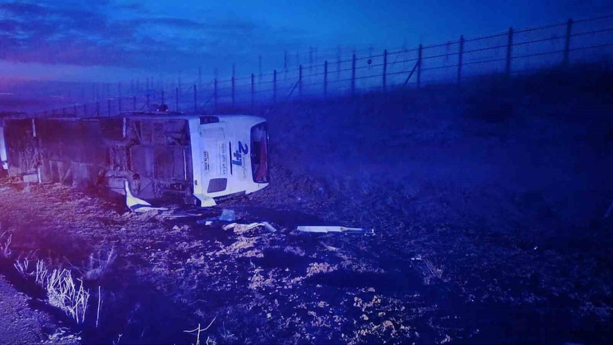Krehir'de yolcu otobs devrildi: lk belirlemelere gre 15 kii yaraland