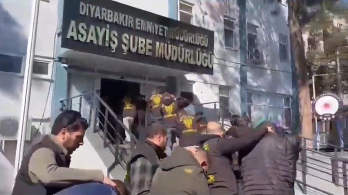 Diyarbakr ve stanbul'da 'sazan sarmal' operasyonu: 20 kii tutukland