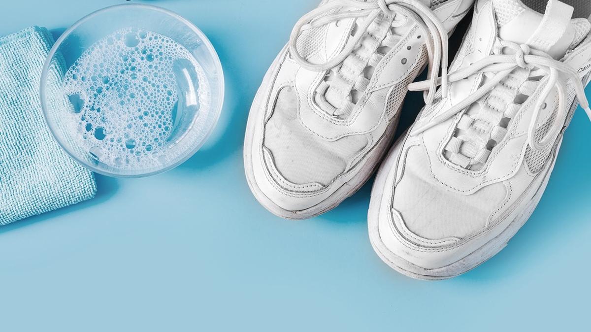 Denemeyen piman oluyor: Spor ayakkab temizlemenin pratik yolu!